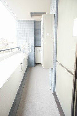 クレッセント目白 広くて陽当たりの良いベランダ