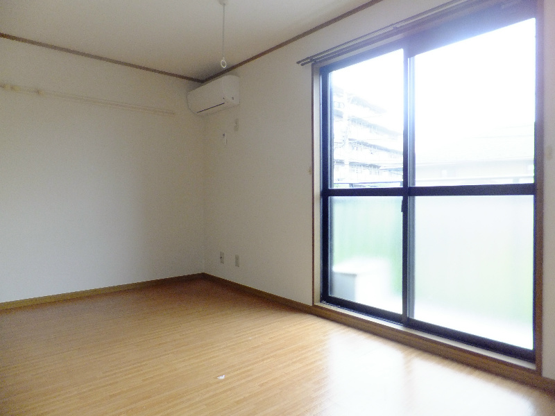 シャルムA棟 大きい窓の付いたお部屋