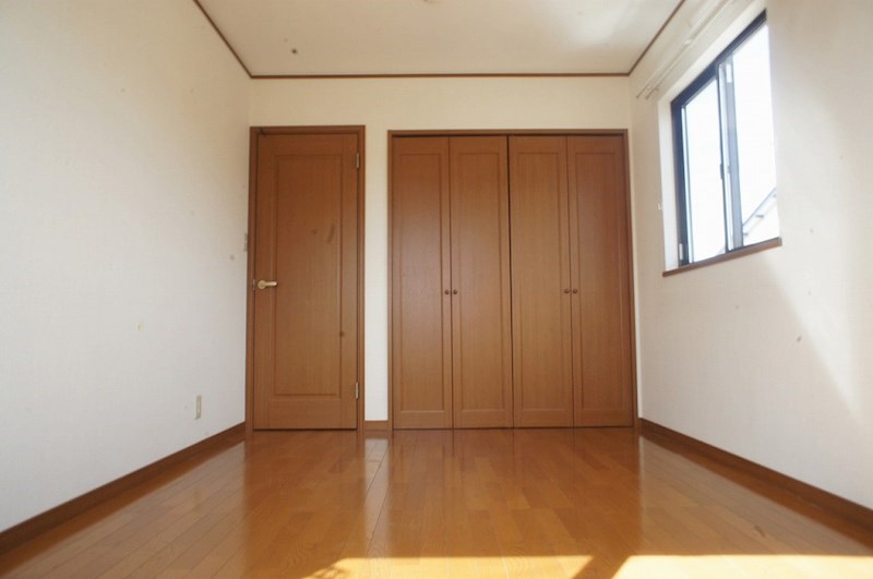 テラスハウス楓 大型収納のついた洋室6帖のお部屋