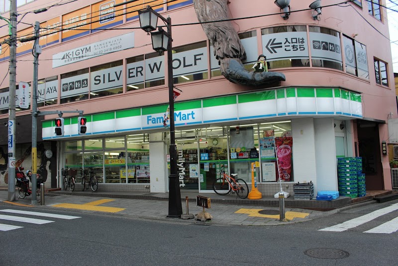 AMUSE三軒茶屋 コンビ二：ファミリーマート 太子堂三丁目店　79m