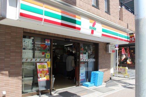 AMUSE三軒茶屋 コンビ二：セブンイレブン 世田谷太子堂2丁目店　101m
