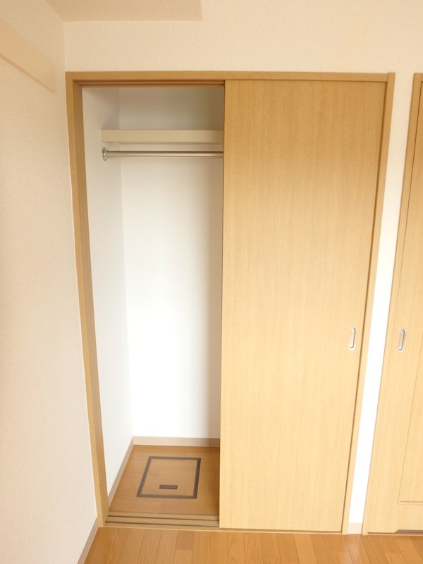 ルナグランデ クローゼットタイプの収納なのでコートなどもしまいやすい