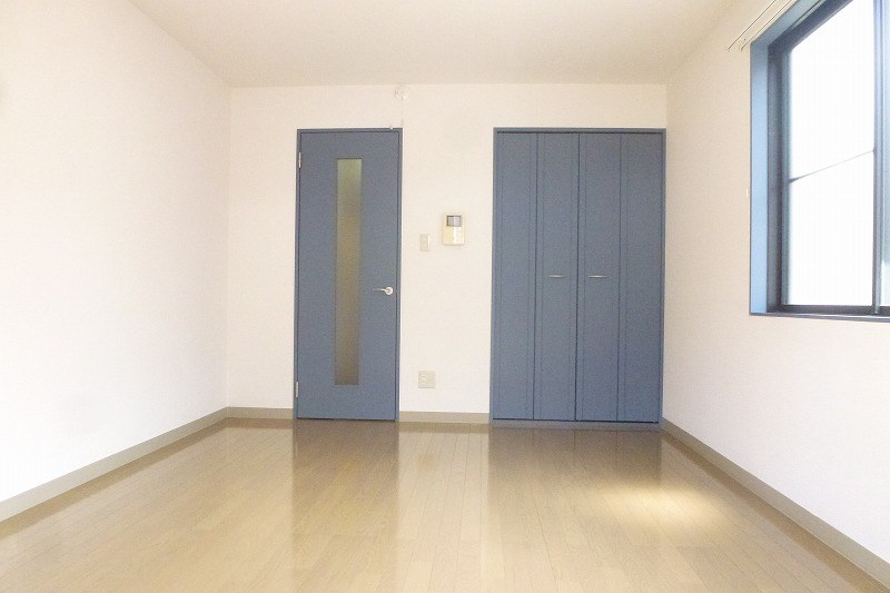ティエラ中浦和 青い建具がおアクセントのオシャレな室内