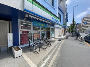 the NINE コンビ二：ファミリーマート 王子神谷駅前店　376m