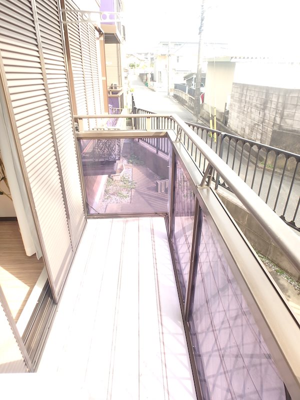 ハイムストーク 広々したベランダ。物干し竿受け完備