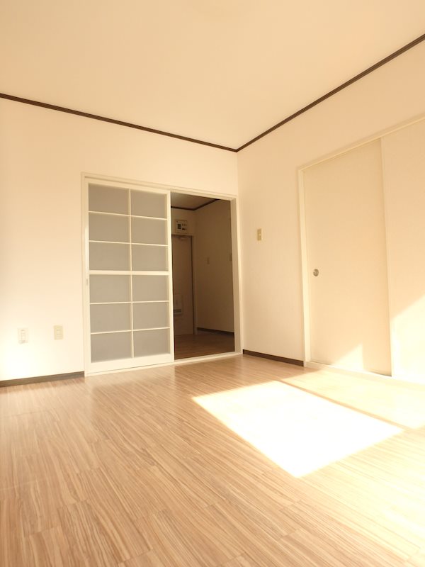 ハイムストーク 隣の和室との間に扉があり行き来できます★