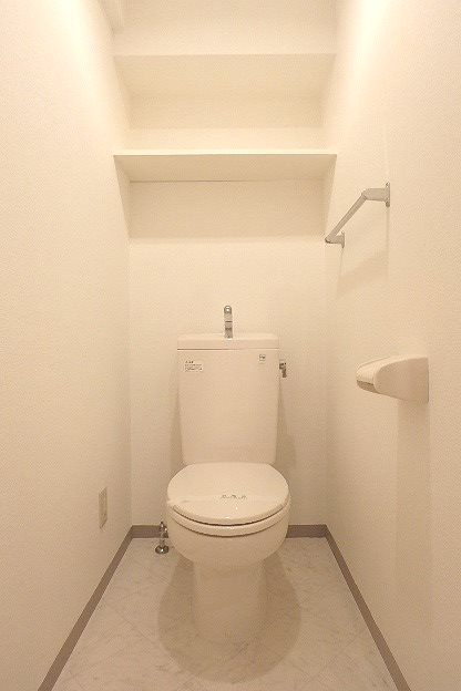 サニーコート雅 上部棚付きのトイレ