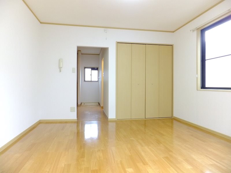 ファミールABE 大きい収納の付いた室内