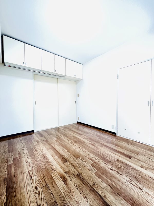 三田ナショナルコート 洋室5.7帖のお部屋には上部収納があります