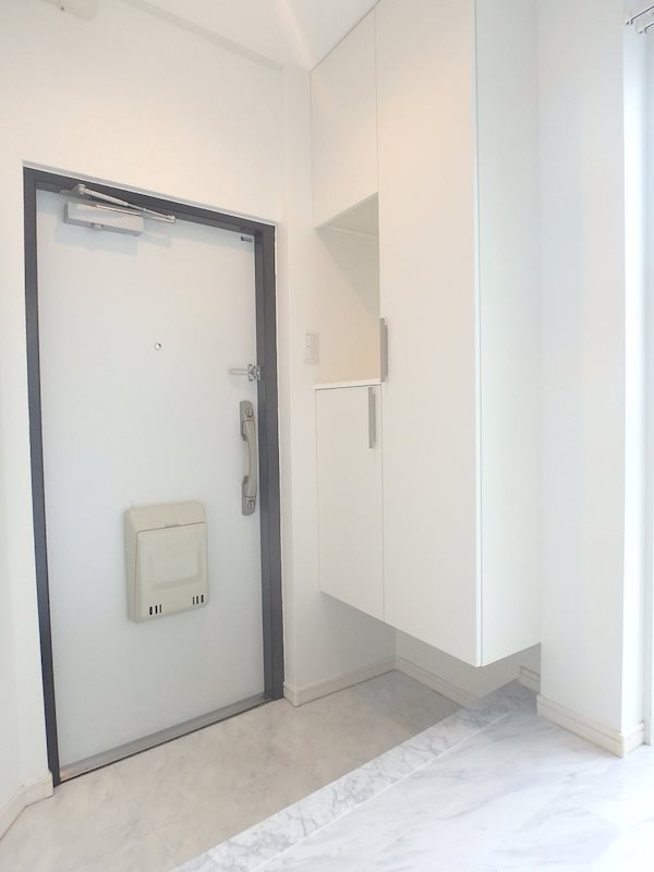 初台マンション 玄関先