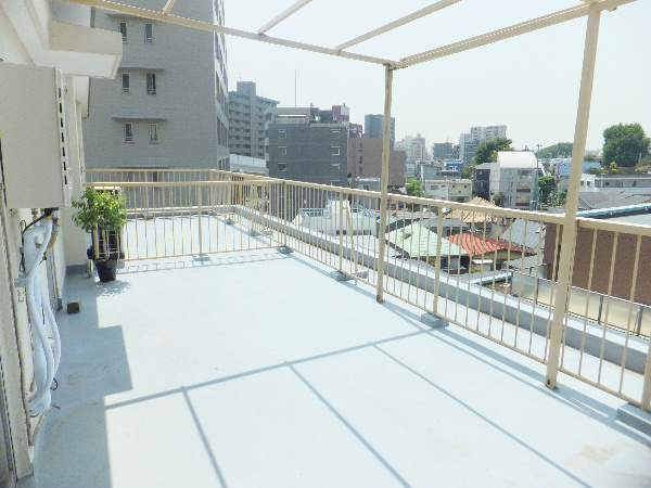 初台マンション 南東向きのルーフバルコニー