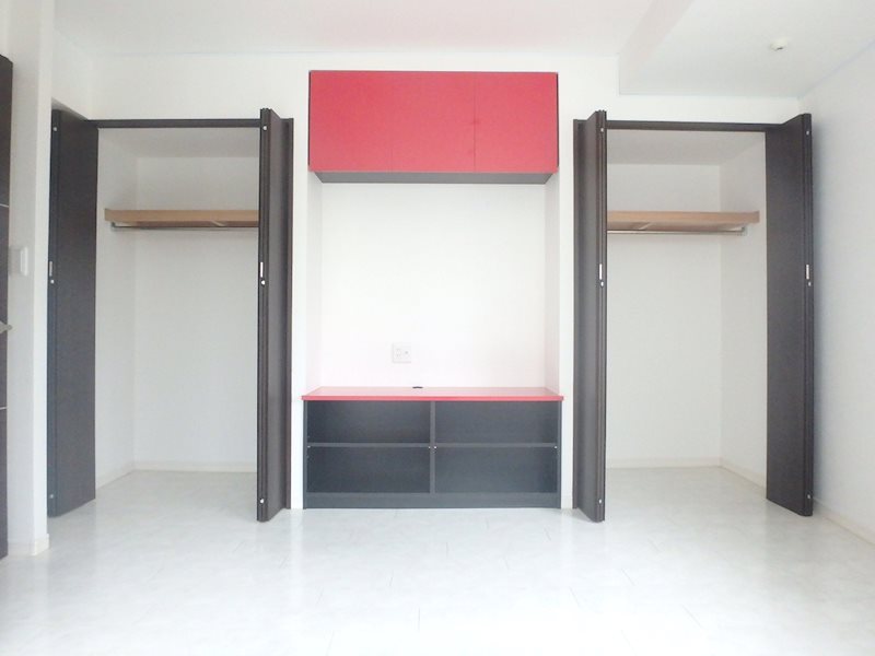 初台マンション クローゼットが2つと収納棚があります