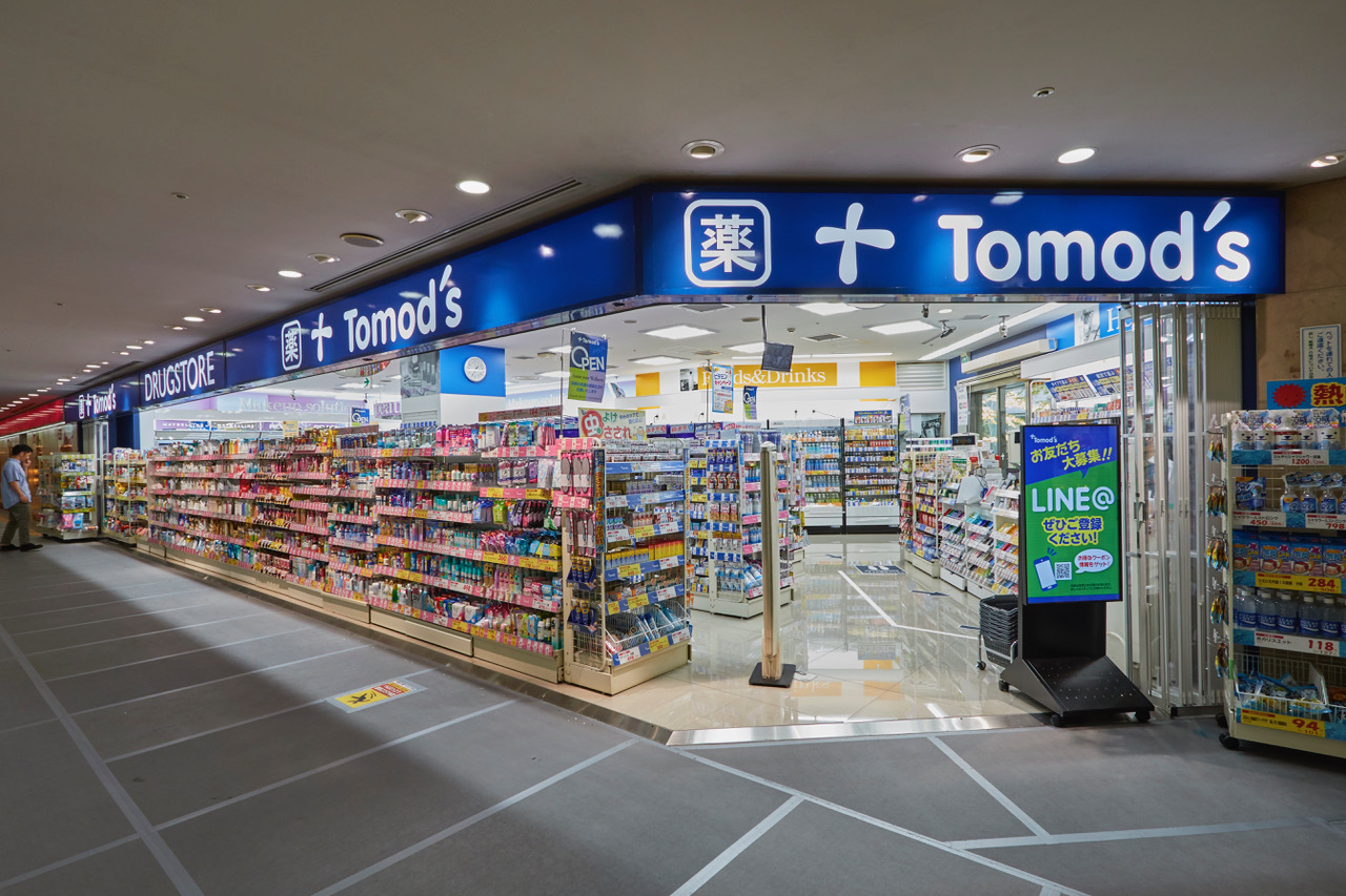 Harch初台 ドラッグストア：トモズ東京オペラシティ店　504m