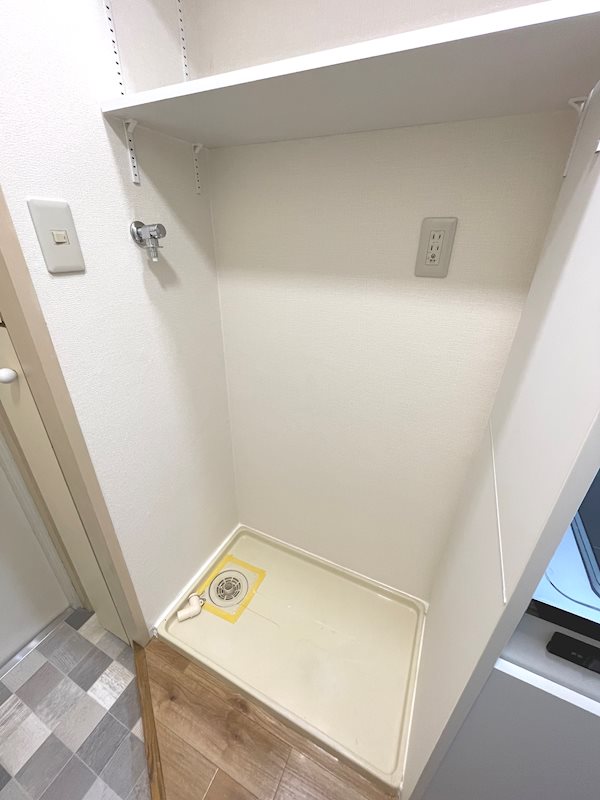 日興パレス登戸 室内洗濯機置場(洗濯機置場の上に上部収納棚有り)