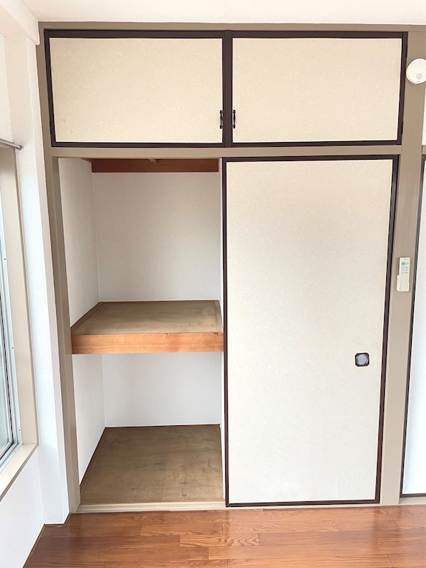 大沼マンション 収納(扉明け左側)