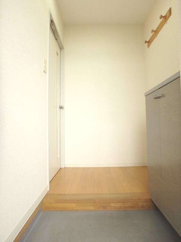 KS FIELD 玄関から室内