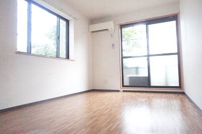 パンシオン目白 2面採光の明るいお部屋