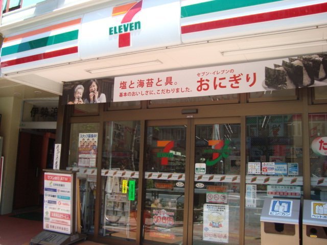 ラ・ターシェ コンビ二：セブンイレブン 高田馬場3丁目中央店　88m