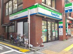 ラ・ターシェ コンビ二：ファミリーマート 高田馬場駅西店　463m
