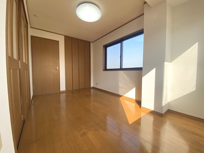 八木マンション 2面採光で明るい洋室6帖