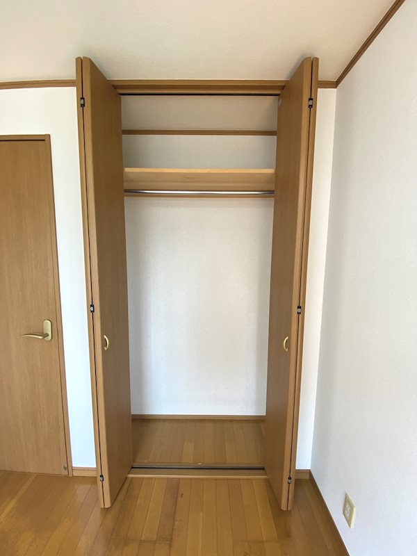 八木マンション 洋室6帖収納