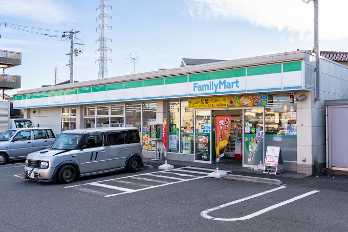 I'll コンビ二：ファミリーマート 西伊興四丁目店　679m