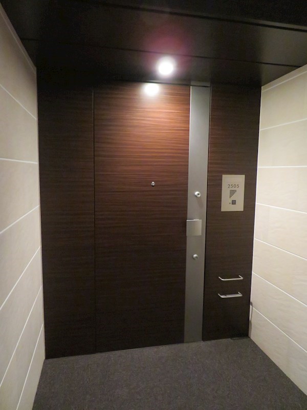 アトラスタワー西新宿 重厚感のある玄関ドア(ダブルロック)