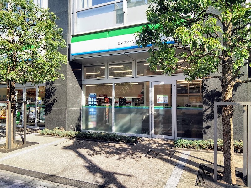 アトラスタワー西新宿 コンビ二：ファミリーマート 西新宿アトラスタワー店　0m