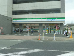 ボヌール コンビ二：ファミリーマート 鶴川駅西店　317m