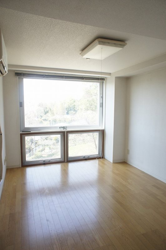ユーロハイツ鶴川 こちらも窓が沢山。開放したら爽やかな風がお部屋の中を漂います。