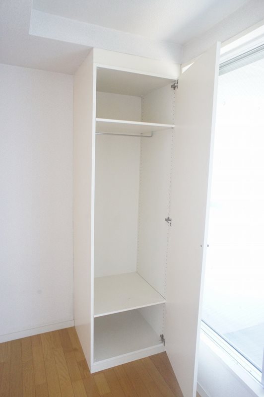 ユーロハイツ鶴川 こちらのお部屋の収納は壁と同一色。工夫次第で沢山収納できます。
