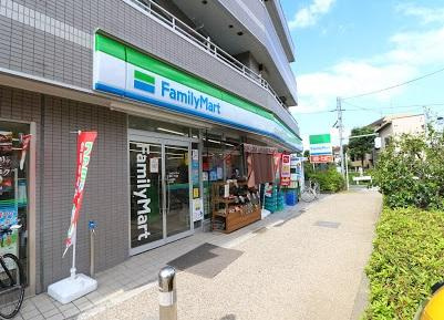三洋ガーデン世田谷 コンビ二：ファミリーマート 弦巻一丁目店　386m