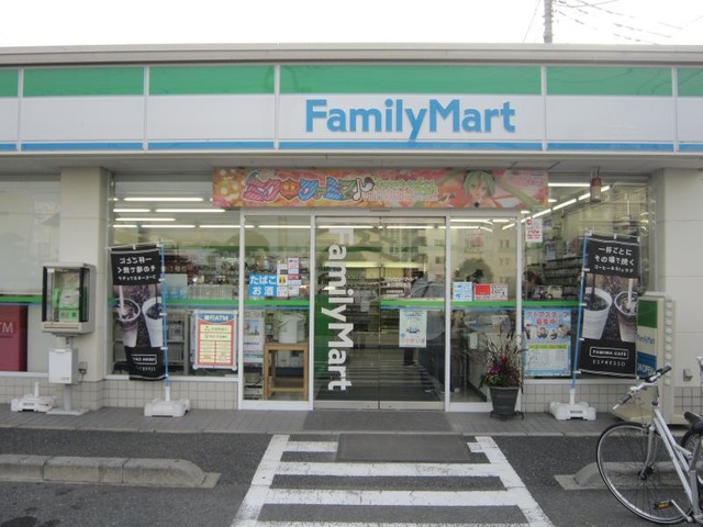 カズコート コンビ二：ファミリーマート 春日部粕壁店　215m