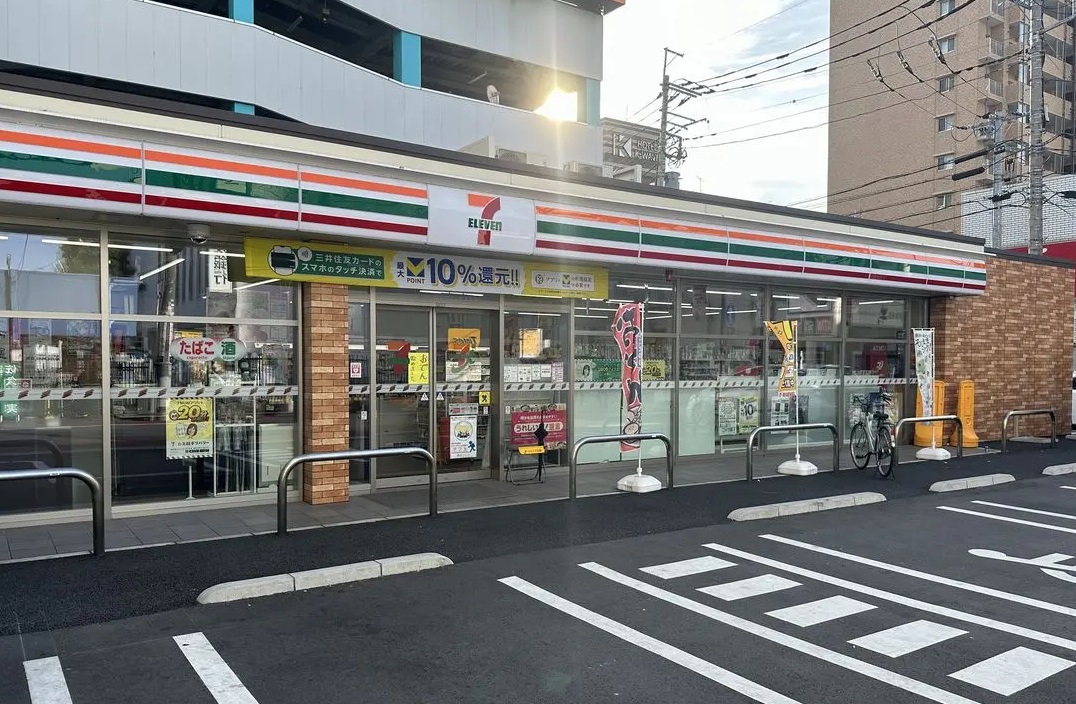 カズコート コンビ二：セブンイレブン 春日部中央1丁目店　455m