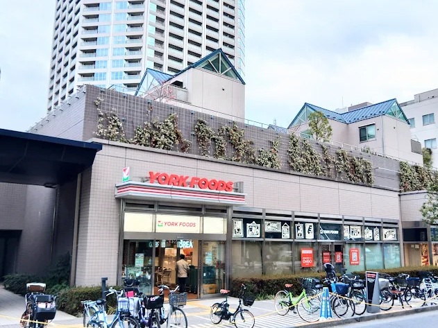 MYE新宿御苑二番館 スーパー：ヨークフーズ新宿富久店　587m